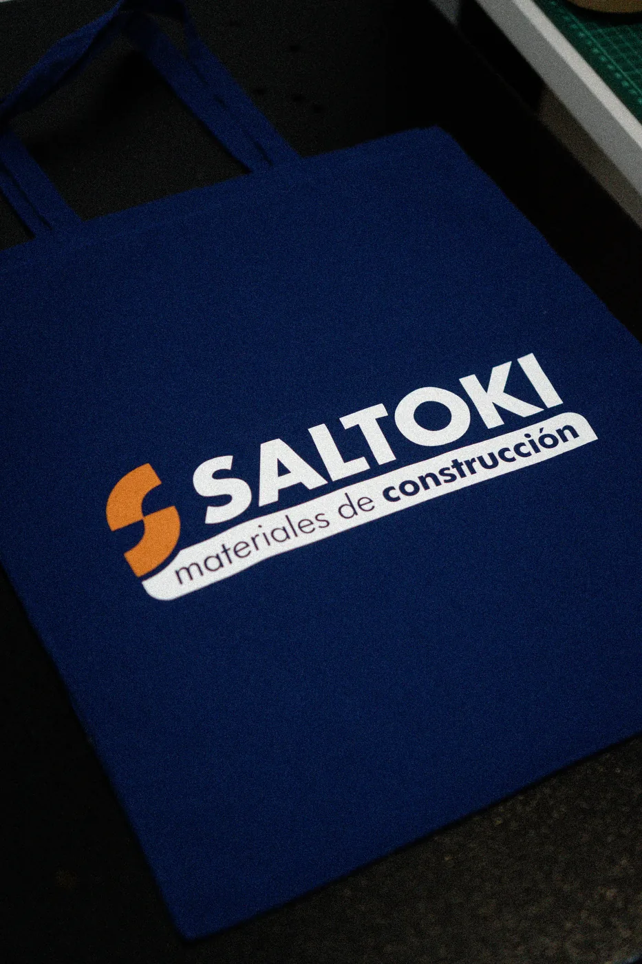 Tote bag de color en uso