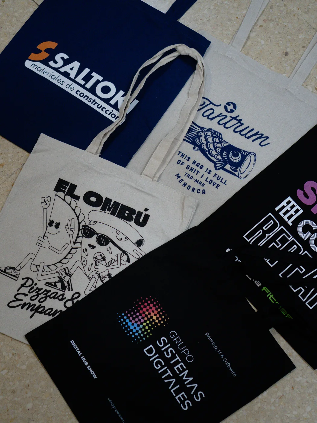 Detalle de la impresión sobre la tote bag de color